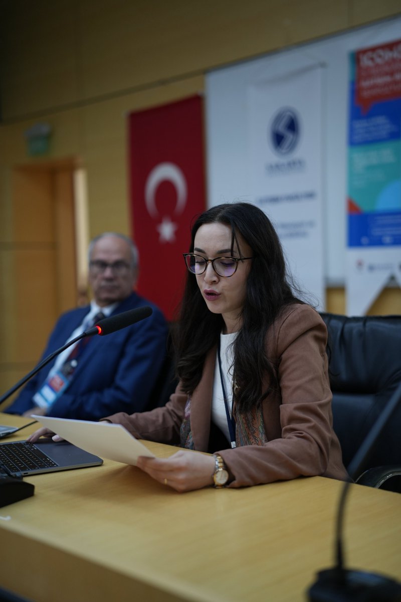 IletisimIcoms's tweet photo. 📢 #ICOMS2025 | 5. Uluslararası İletişim Bilimleri Sempozyumu’nun ilk oturumu Prof. Dr. Ahmet Eskicumalı moderatörlüğünde gerçekleşti.
🌍 Oturumda; barış diplomasisi, kamu diplomasisi, dizi ihracatı ve arabuluculuk dili temaları tartışıldı.

#ICOMS #İletişimBilimleri https://t.co/aw5k2h6F2I
