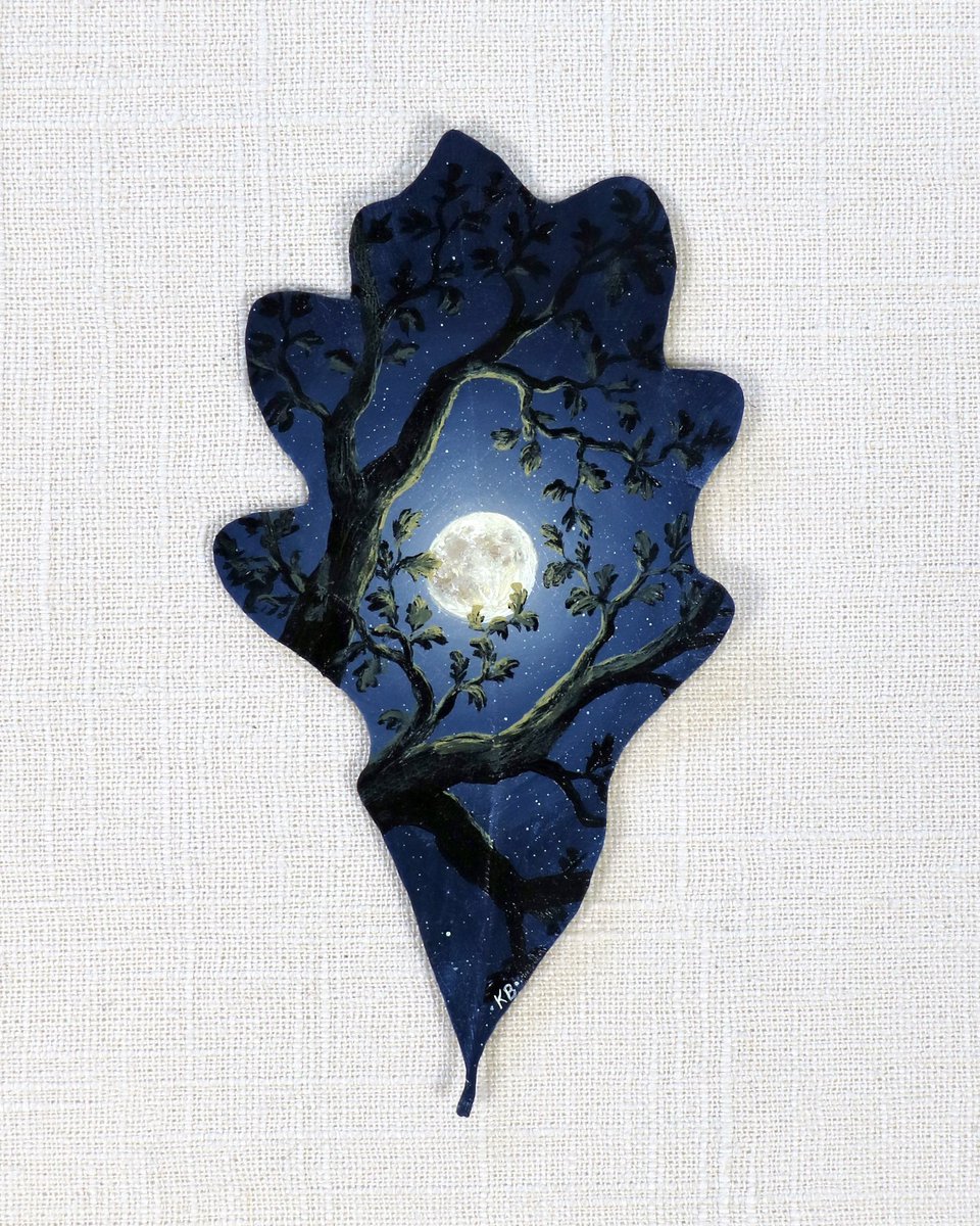 “Through Oak”
Painted in acrylic on a preserved oak leaf 🌙