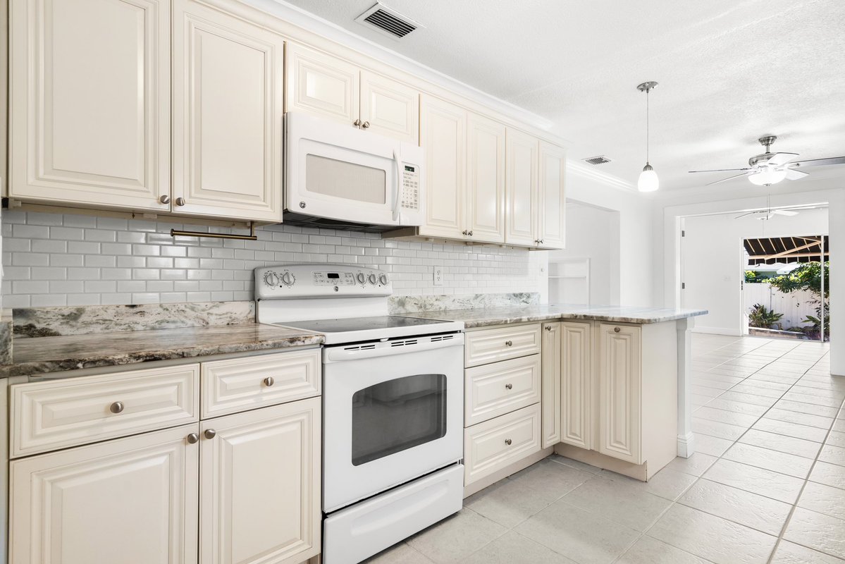 Pretty and pink in paradise🦩🌴 For rent! 

📍2173 Vina Del Mar Blvd, St. Pete Beach
🛏️ 3 Beds | 🛁 2 Baths | 📐 1,624 SF 
🗓️ Available Now

🔗 Click for details! zillow.com/homedetails/47…

#stpetebeach #passagrille #passagrillebeach #vinadelmar