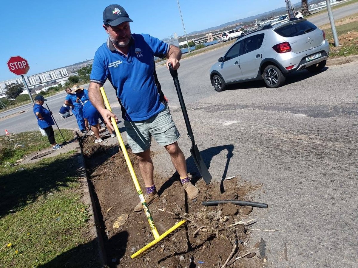 retiefnmb's tweet image. I visited Kariega with Clir Roelf Basson to witness firsthand how far the rack and ruin of the city has gone under the ANC/EFF coalition.

You can either sit back and complain or you can stand with the DA, roll up your sleeves, and help to #getNMBworkingagain 💪🏽
#Retief4Mayor
