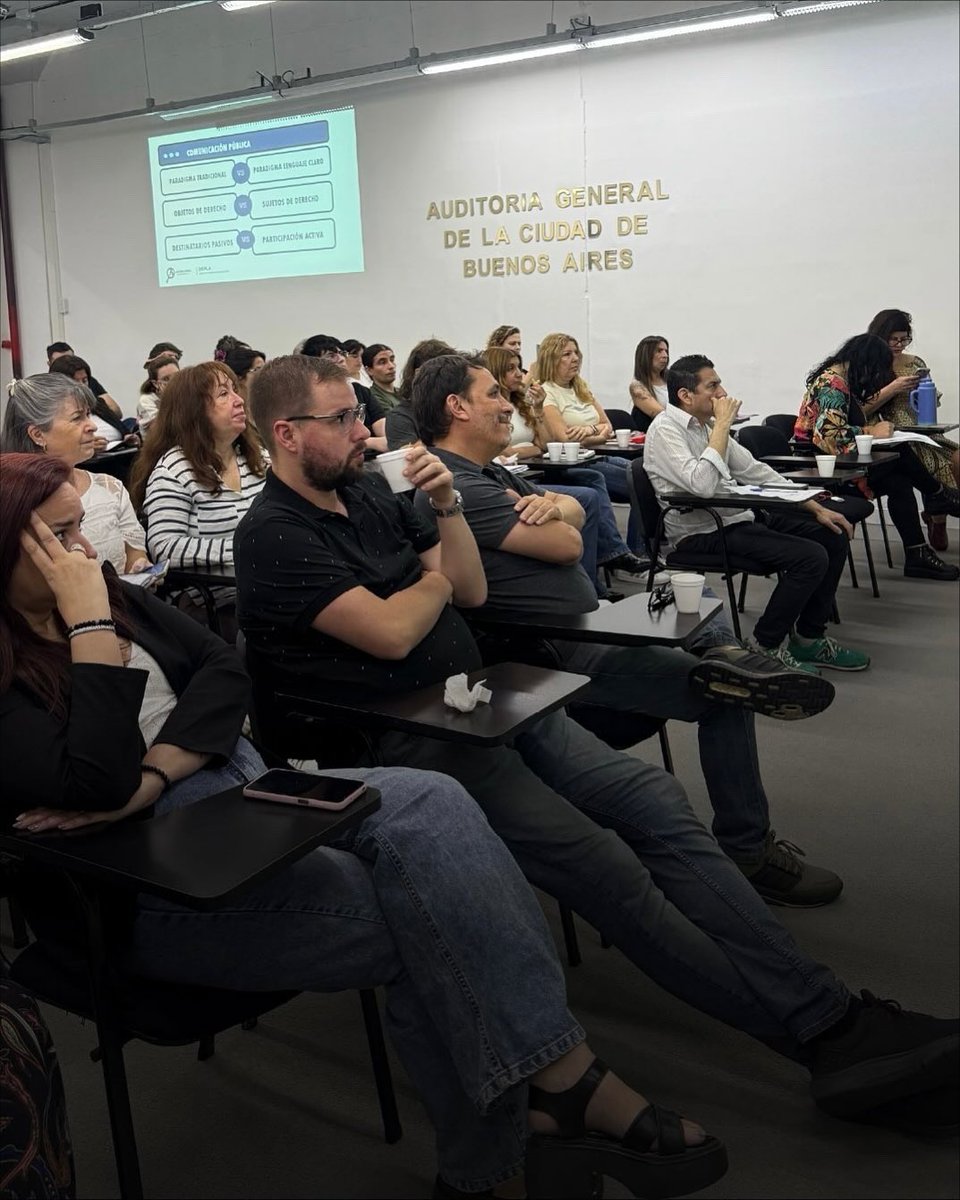 Curso de introducción al Lenguaje Claro » Una herramienta clave para comunicar con transparencia y cercanía. 

Porque los informes públicos deben ser sencillos y accesibles, para que la ciudadanía pueda entenderlos y estar informada. 

Control efectivo — ciudad transparente. 🔎