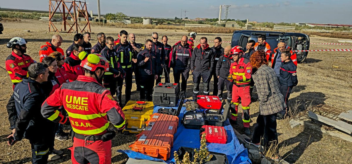 UMEgob's tweet image. El Cuarto Batallón de Intervención #BIEM4 ha recibido la visita del grupo de trabajo del proyecto europeo #ALERTPYR de @InterregPOCTEFA, donde han conocido las capacidades técnicas de los equipos #USAR @UMEgob

Este proyecto refuerza la cooperación transfronteriza entre España🇪🇸…