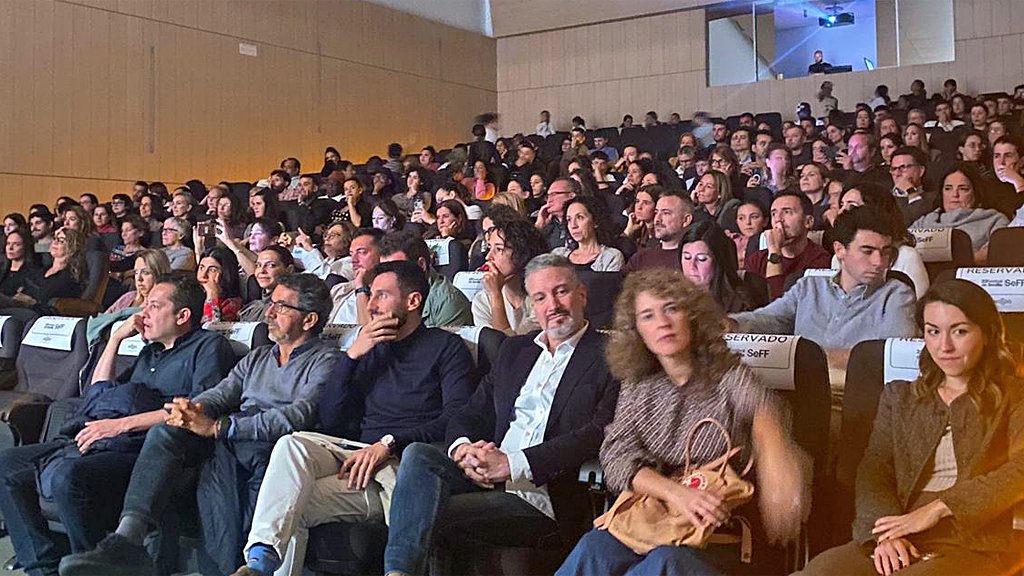 El departamento de 𝗖𝗶𝗻𝗲 de 𝗥𝗧𝗩𝗔 participa en la proyección y coloquio de la docuserie 𝗟𝗮𝘀 𝟯.𝟬𝟬𝟬 𝗰𝗲𝗹𝗲𝗯𝗿𝗮𝗻 𝗹𝗮 𝘃𝗶𝗱𝗮 en el marco del <a href="/festivalsevilla/">Festival Sevilla</a>

🌐 csur.red/CipU50XqIvt

🗣️ <a href="/SardinaLeonardo/">Leonardo Sardiña Linde</a>

📲 #NoDejesDeSoñar 
🎞️ #22FestivalSevilla #SEFF2025