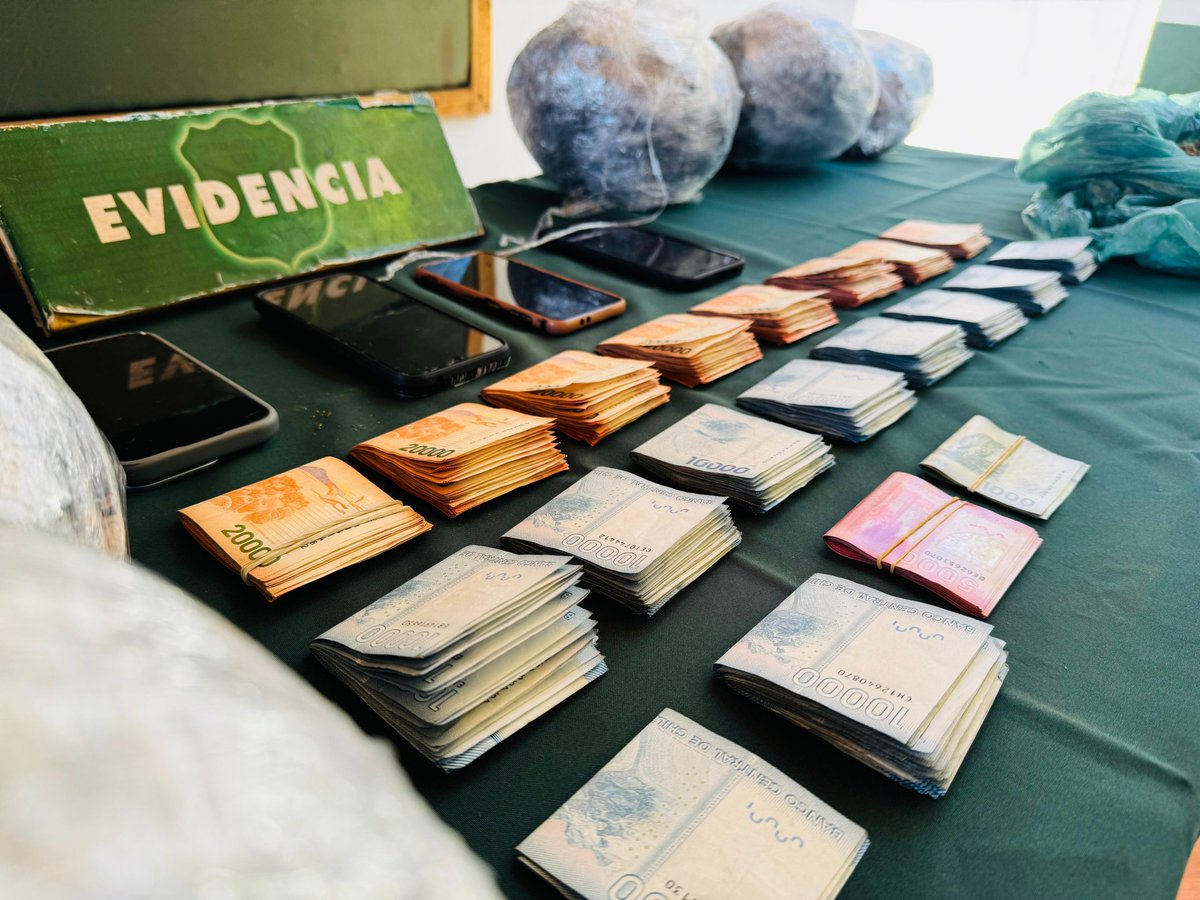 CarabCoquimbo's tweet image. Un operativo encabezado por nuestros carabineros #OS7 #Limarí en #LosVilos concluyó con tres detenidos y el decomiso de más de 13 kilos de marihuana elaborada, interceptando el momento preciso en que se realizaba el traslado de la droga. 
Además se decomisaron más de $5 millones.