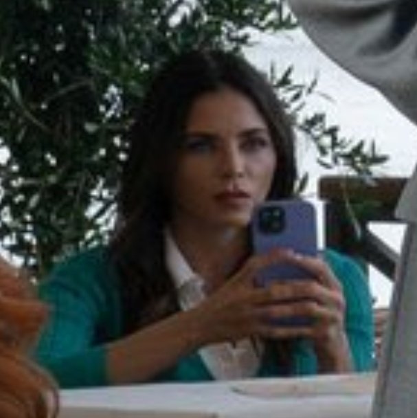 serrgeantchen's tweet image. why are her fingers doing that omg... witch fr