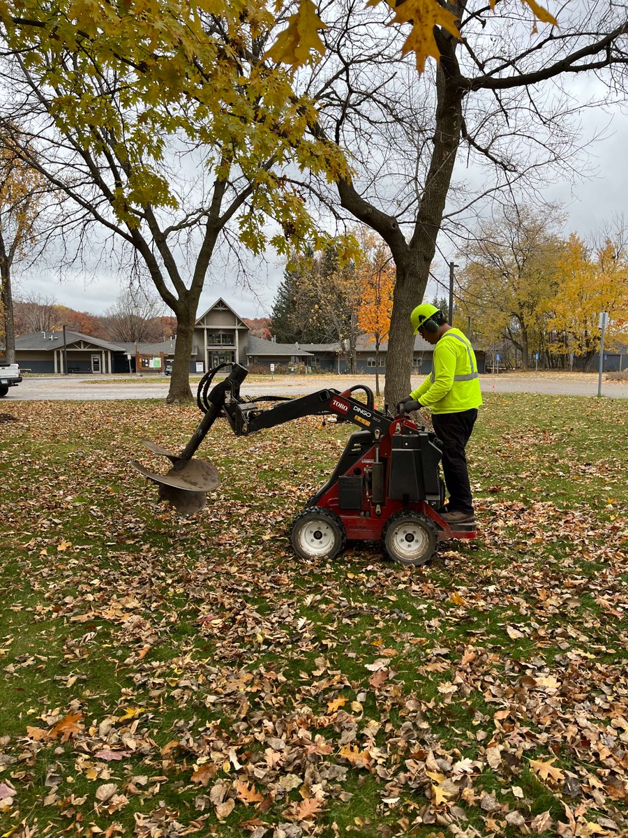 TreeTrust's tweet image. 🌿 Celebrating our Branches graduates! 🌿
This season, trainees:
🌳 Planted 315 trees in Saint Paul &amp;amp; Ramsey County
🏞️ Maintained 17+ acres &amp;amp; improved the Greenway with tree work, clearing, and 25+ new signs
🧱 Built benches, a wall, and planters!