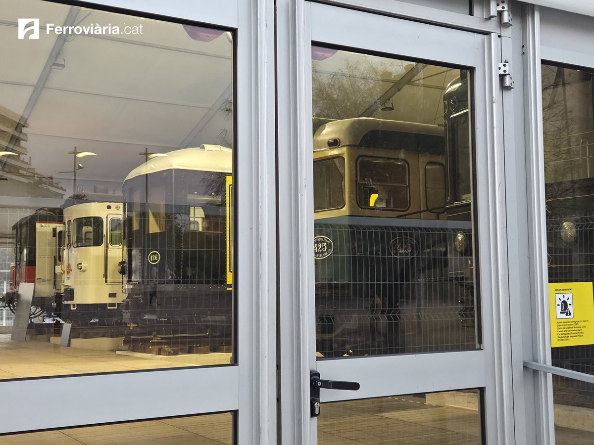 ferroviariacat's tweet photo. Últims preparatius per l'exposició dels cotxes de les sèries 100, 300, 400, 1100 i 3000 del #metrobcn a la carpa instal·lada a la plaça de les Glòries!

🗓️ Obertura al públic aquest dissabte 15 de novembre a les 15h.

Hi anireu? Hi seran fins al 6 de gener! 🤩 #100anysMetroBCN https://t.co/LNJtIV4heU
