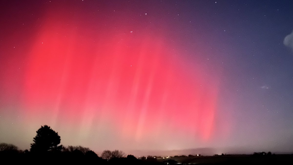 AlanMcC82's tweet photo. WOWW!! 🤩🥰. Just noticed that My Aurora Borealis / Northern Lights photos that I’ve captured over Courtmacsherry areas in West Cork, Ireland have been chosen by #RTENews (see link below…) for their Aurora article on their website! 🤯😍📸🌠🌌 .. It looks Magnificent& I’m absolutely thrilled with it!! Many Thanks to @rtenews for that outstanding article .. 🥰📸🌠🌌💥🌊✨💚❤️ #auroraborealis #aurora #NorthernLights #merrydancers #solarstorm #substorm #GeomagneticStorm #G4Storm #CME #sunset #sun #solar #mnwx #WestCork #Cork #PureCork #Ireland #Europe #astronomy #astro #night #sky #stars #Astrophotography #space #spaceweather #NightSky #photography #photo #art #colour #colours #landscapephotography #landscape #nature #NaturePhotography #StormHour #ThePhotoHour #WildAtlanticWay @AuroraNotify @_SpaceWeather_ @spacewxwatch @TamithaSkov @JAtanackov @XAuroraAlerts @Vincent_Ledvina @SNHWx @theauroraguy @WickyDubs2 @dartanner @treetanner @volcaholic1 @AstronomyIRL @corkbeo @pure_cork @CorkSafetyAlert @yaycork @KinsaleOnline @PortofCork @SouthernStarIRL @CarlowWeather @SnowbieWx @sryanbruenphoto @JoannaDonnellyL @TG4TV @AimsirTG4 @MetEireann @metoffice @barrabest @WeatherCee @chunder10 @daraobriain @PaulByrne_1 @rorymcevoy @florNEWS @deric_tv @donie @NiecyOKeeffe @philipnolan1 @Simon_Murdoch @StevieGrainger @ahamillphotos @StormHour @StormHourMark https://t.co/CtfyOYcxiq