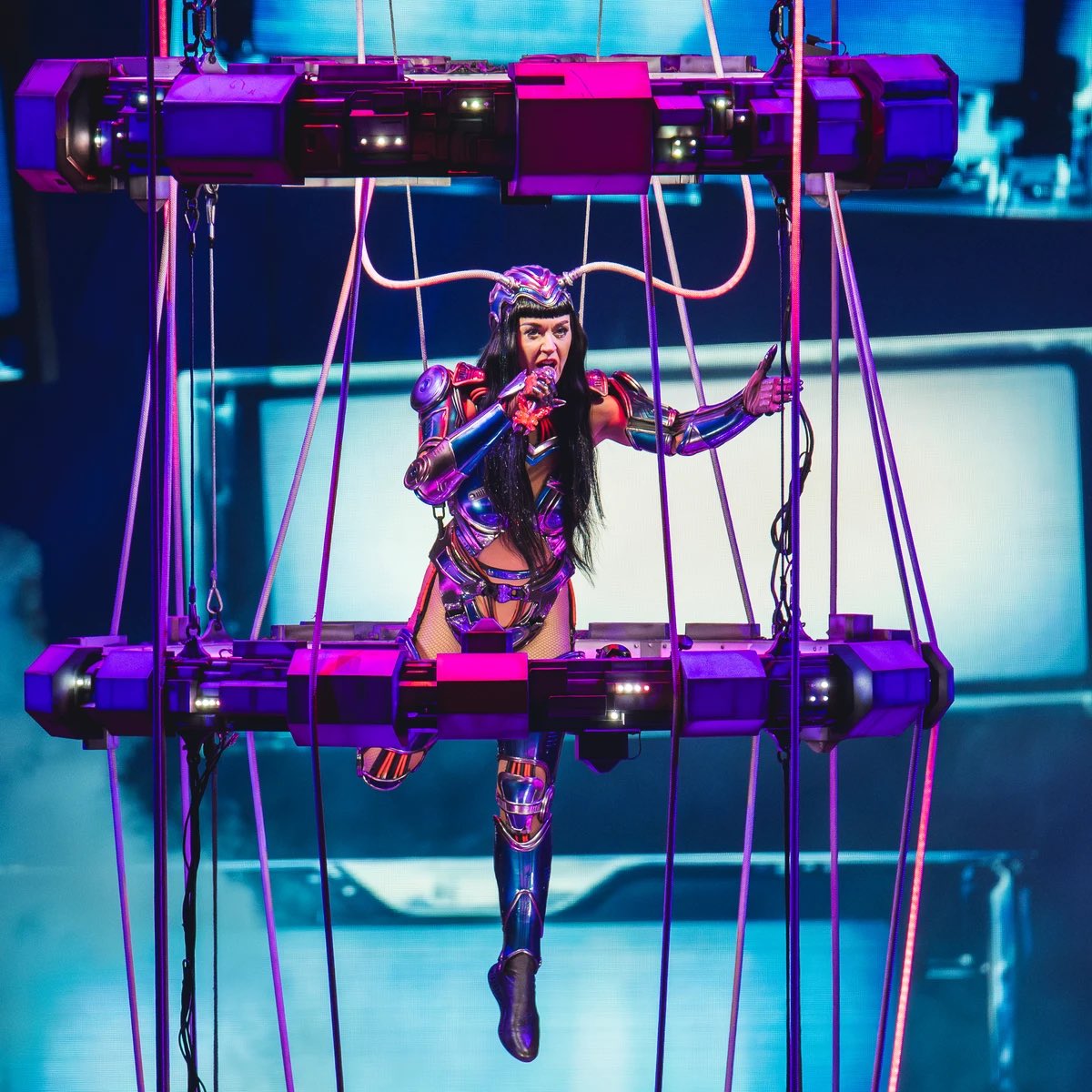 Larga vida a Katy Perry.

‘The Lifetimes Tour’ es un espectáculo digno de ovación por parte de todo asistente segregador de endorfinas: un repertorio irresistible, una conceptualización ambiciosa y una maestra de ceremonias que, pese a sus limitaciones escénico-interpretativas,
