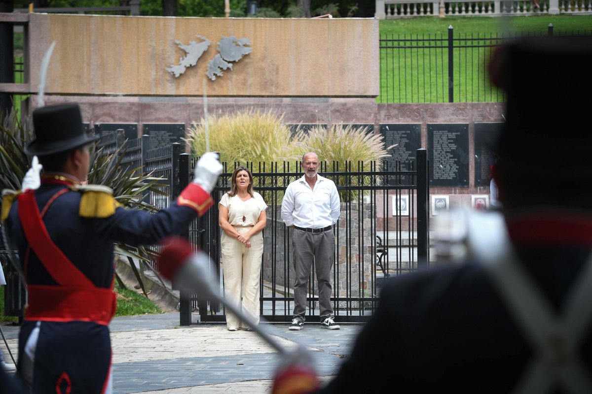 Aprovechando la visita de <a href="/giachino_luis/">Luis Giachino</a> a Buenos Aires, recorrimos el Cenotafio de Malvinas para rendir homenaje a nuestros héroes, especialmente a los 16 mendocinos que perdieron la vida en aquella trágica guerra.

Aquí, como en Mendoza, se les guarda un lugar especial en