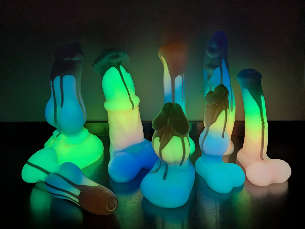 Bringing back one of my favorite pours for Black Friday! This one is called Don't Drink the Silicone 😂🤤✨