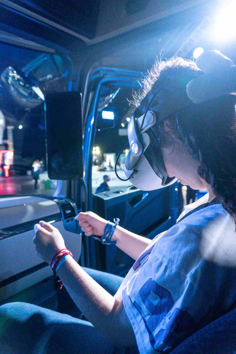 motoresapleno's tweet photo. #MercedesBenz presenta la última #tecnología del #camión #ActrosL2663 en #TecWeek. #motoresapleno #industria #Actros #MBCyB #MBCB @mek_comunicacion
https://t.co/05I3ixOIJ2 https://t.co/TG3JCHUVuY