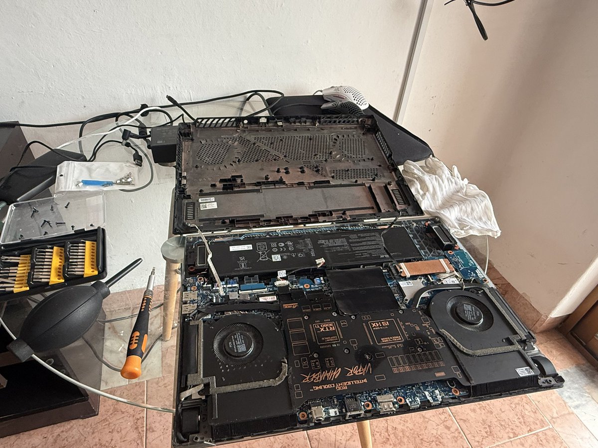 begin3d's tweet image. メキシコいますけどノートパソコン修理。なんか動作重すぎると思ったらSSDがCPU直結じゃないとこに刺さってたみたいです。
過去の反省を踏まえて工具と静電手袋持ち歩くようにしたのでどの国にいても修理できます