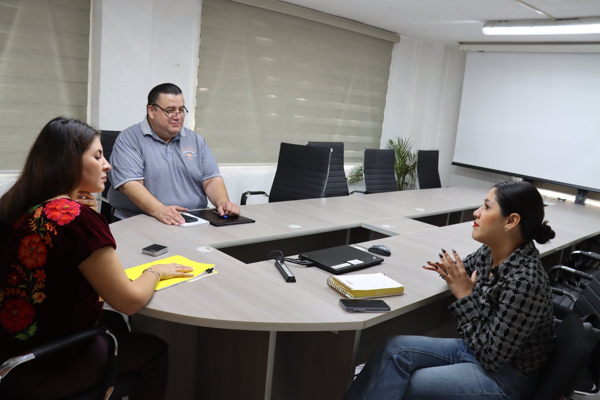 En el marco de los trabajos de preparación de las Mesas de Deliberación de los Resultados de la #CIYJ2024, la Vocal Ejecutiva del #INE #TABASCO, Elizabeth Tapia Quiñones y el E.D de la VCEyEC, Jesús Madrigal Ramírez charlaron con la diputada local, Alejandra Navez Plancarte.