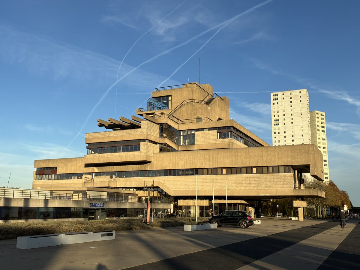 Echt totaal en volkomen fan van het stadhuis van Terneuzen. Wat een heerlijke lompe kolos is dat.