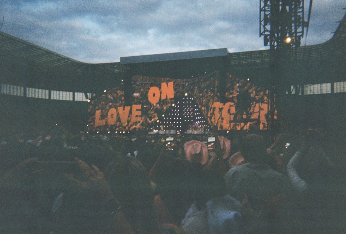 HSFEATURES's tweet image. Harry Styles - tour on film.