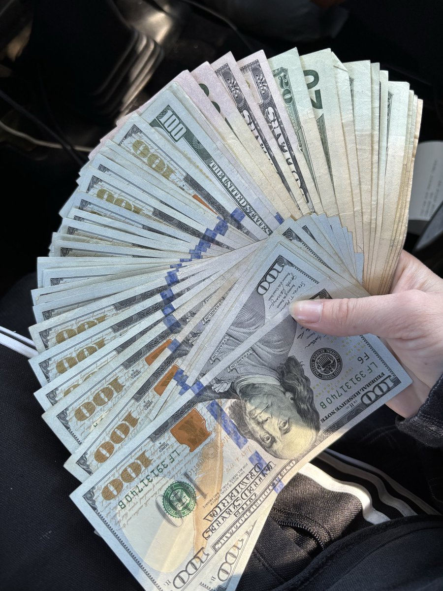 AvaaSunshinee's tweet photo. Look at my simping’, impotent, money pig! 🐷 IT’s hand is IT’s best friend 💋🖕🏼 #goddess #2perfect4u #fuckyoupayme #birthdayqueen https://t.co/XBFAPbvBex