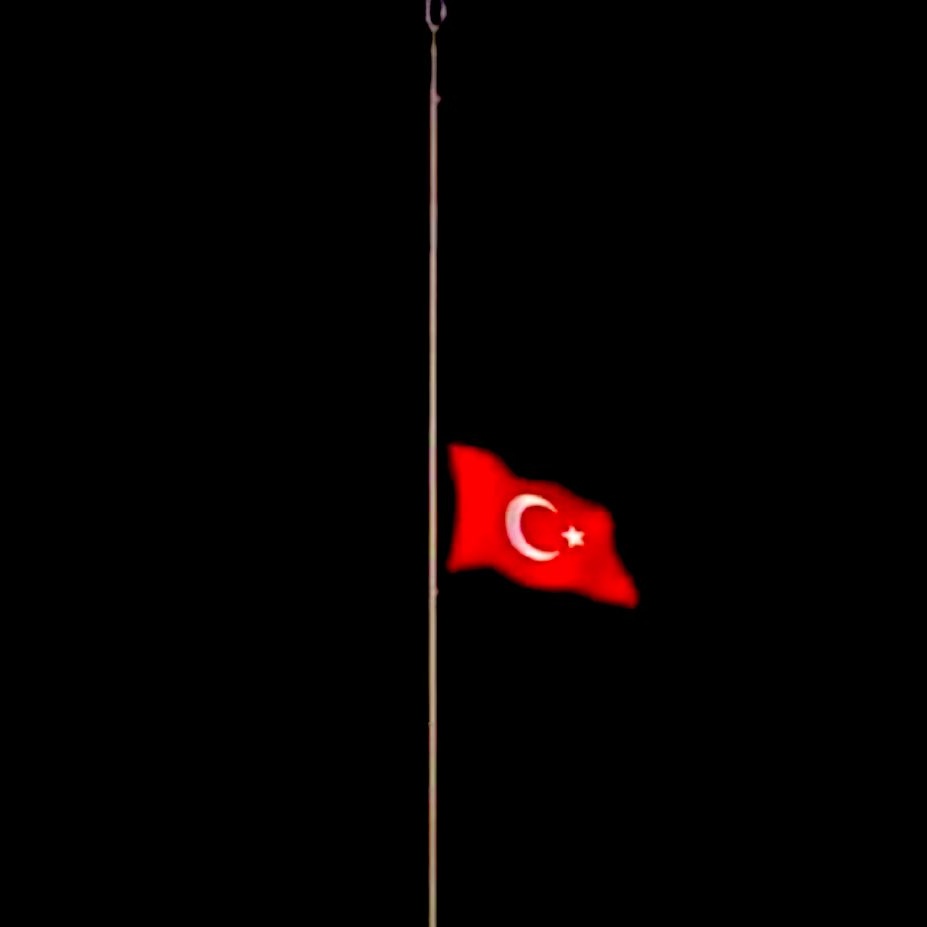 Bugün her TÜRK'ÜN evinde YAS var... Her TÜRK'ÜN !!! 🇹🇷🇹🇷🇹🇷
#ŞehidinvarTürkiye