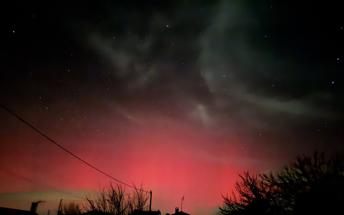 decubasantiago's tweet photo. #Aurora #France nuit 12 Novembre 03h40 à 05h . Photos non retouchées ( photo iPhone , j’ai un peu bougé ) on distingue les piliers #pilars #Aurora https://t.co/Jw6K8NDn6Y