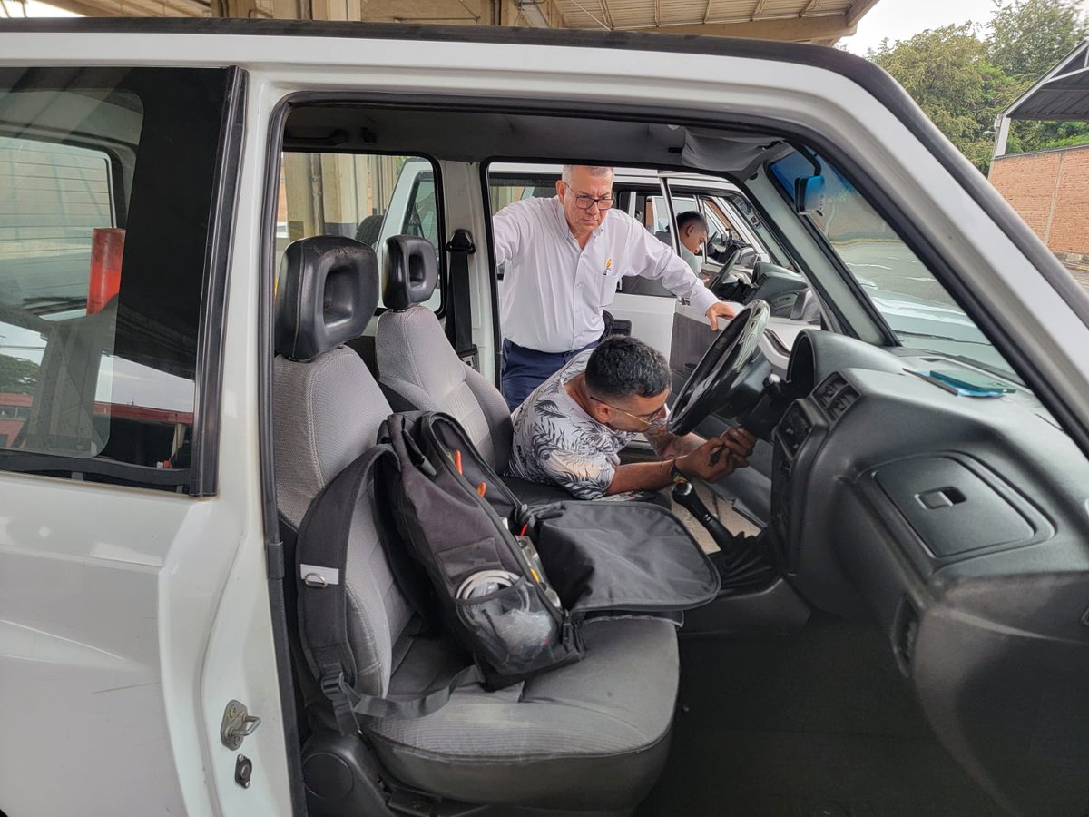 comgeser's tweet image. El día de hoy, desde la Unidad de Gestión de Servicios Administrativos y de Seguridad, se da inicio al Programa de Gerenciamiento de Flota Vehicular de EMCALI, con la instalación de los equipos de GPS en los vehículos de la entidad.