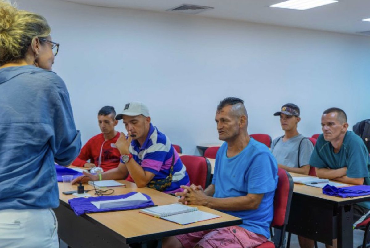 17 personas que antes habitaron las calles de #Bucaramanga hoy estudian en la #UNAB 📚.
El curso "Universidad para la esperanza y la transformación" demuestra que la calle no es el final, es el inicio del cambio ✅.

Te contamos más ➡️: bit.ly/3Lt8DUm

#Universidad