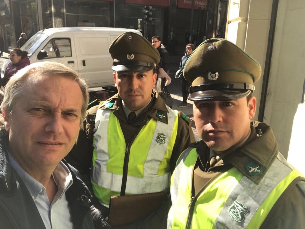Jeannette Jara con Carabineros / José Antonio Kast con Carabineros