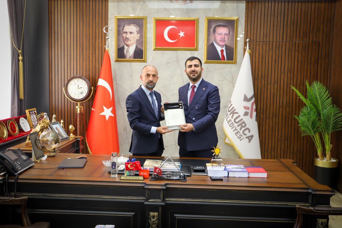 TÜGVA Hakkari İl Başkanlığı görevine atanan yeğenim Ayhan Demir’i tebrik ediyorum.
Biz de her zaman olduğu gibi, gençlerimizin yanında olmaya ve onların önünü açacak her çalışmayı desteklemeye devam edeceğiz.