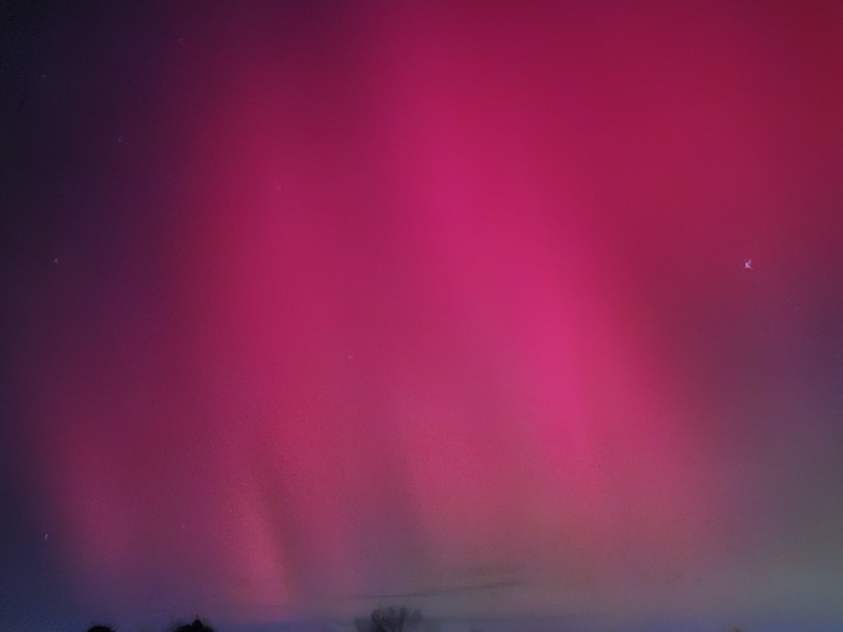 JuneLarson14's tweet image. Northern lights last night. The two photos were taken an hour apart.