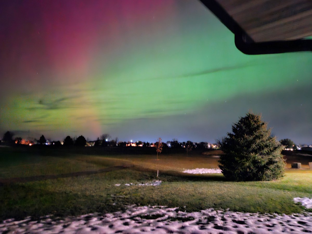 JuneLarson14's tweet image. Northern lights last night. The two photos were taken an hour apart.