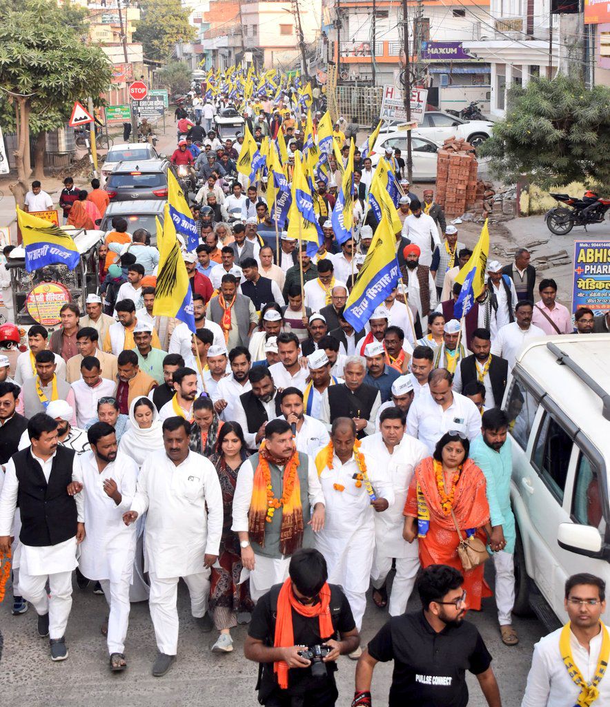 timesofindia's tweet image. AAP MP Sanjay Singh launched the ‘Rozgar Do, Samajik Nyay Do’ march from the banks of the Saryu River in Ayodhya, protesting against the BJP government in Uttar Pradesh.