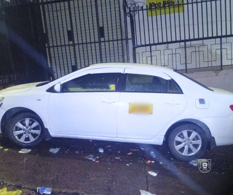 PMOPHN's tweet photo. #SoluciónContraElCrimen | @FFAAHN a través de @PMOPHN (#1BCPMOP), durante atención a denuncia del @911Honduras, detectaron la movilización de cuatro ciudadanos a bordo de un vehículo marca Toyota, quienes fueron detenidos, por suponerlos responsables de portanción ilegal de arma de fuego de uso permitido, delito de robo con fuerza e intimidación continuada en el anillo periférico, a la altura de la colonia El Trapiche, Tegucigalpa.
Entre los decomisos tenemos:
✅ 2 armas de fuego, 15 celulares, L.1,960, 1 vehículo y 1 radio de comunicación.