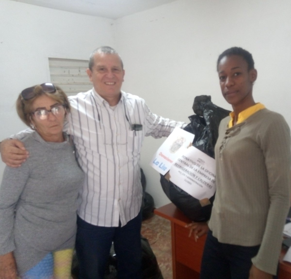 EmpresaRefrige1's tweet photo. #RCCuba movida por un profundo sentido de responsabilidad humana y con el corazón puesto en los más afectados, extiende su mano de manera generosa donando recursos a las tantas familias dañadas por el ciclón Melissa.
"No están solos"
#RCCubaUnidadYCompromiso
#FuerzaCuba https://t.co/QtAlimMZUV