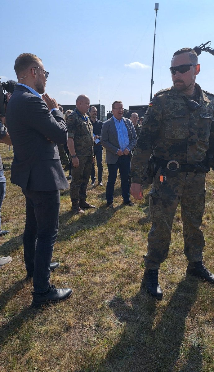 Heute zum geburtstag der bundeswehr möchte ich die Situation einmal nutzen um zu Zeiegen wie nahe ich mal am verteidigungsminister stand (ich glaube der feldjäger mochte mich nicht)