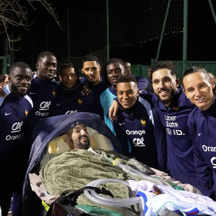 🇫🇷 Aujourd’hui, Mohamed, atteint de la maladie de Charcot, a pu vivre un moment aux côtés des Bleus en assistant à un entraînement de l’équipe de France de football. Un instant rempli d’émotion, de passion et de partage ! 🤎 (Equipe de France de football)

📸 diophotography