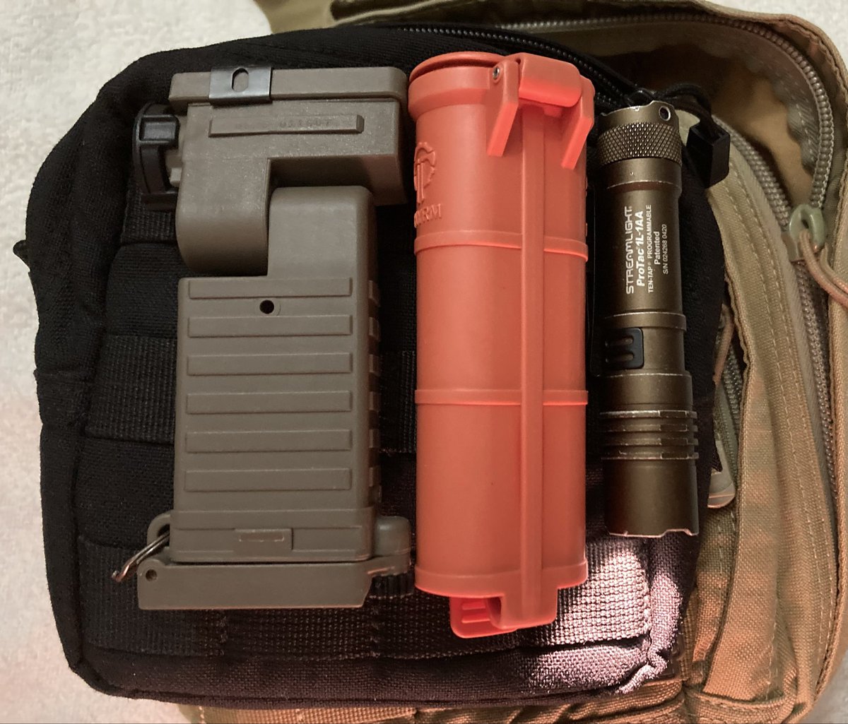 habulight's tweet image. #EDC
#EDCライト
#EDCポーチ
#フラッシュライト
サイリムのクリップの方が外れ難い。
他は何処かで紛失しそう…