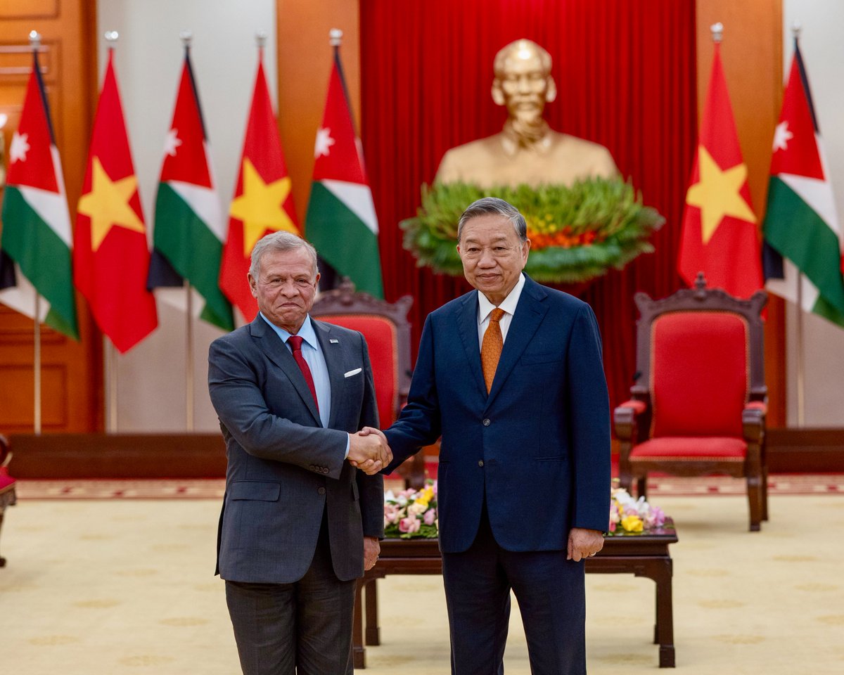 RHCJO's tweet image. جلالة الملك عبدﷲ الثاني يلتقي الأمين العام للحزب الشيوعي الفيتنامي تو لام، في العاصمة الفيتنامية هانوي 
#الأردن #فيتنام 

تفاصيل:
rhc.jo/g/74114