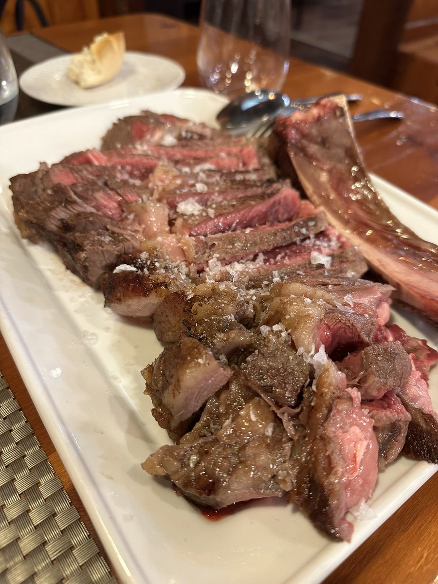 andonixef's tweet photo. Que bien hemos comido en el Restaurante Ángela de Valladolid 📍

Larga vida a los clásicos!! https://t.co/WtCGII1aYA