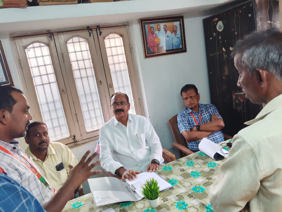 GAJUWAKA_JSP's tweet image. 🌾 భీమిలి రైతుల సంక్షేమానికి డీసీసీబీ ముందడుగు 🌾

డీసీసీబీ చైర్మన్ శ్రీ @TataraoKona గారు భీమిలి నియోజకవర్గ PACS లను సందర్శించి రైతులకు రుణాలు, డ్రోన్ సదుపాయాలు, కొత్త భవనాల నిర్మాణం, PACS బలోపేతంపై దిశానిర్దేశం చేశారు.
రైతుల అభ్యున్నతి కోసం ప్రభుత్వం కట్టుబడి ఉందని తెలిపారు. 🙏