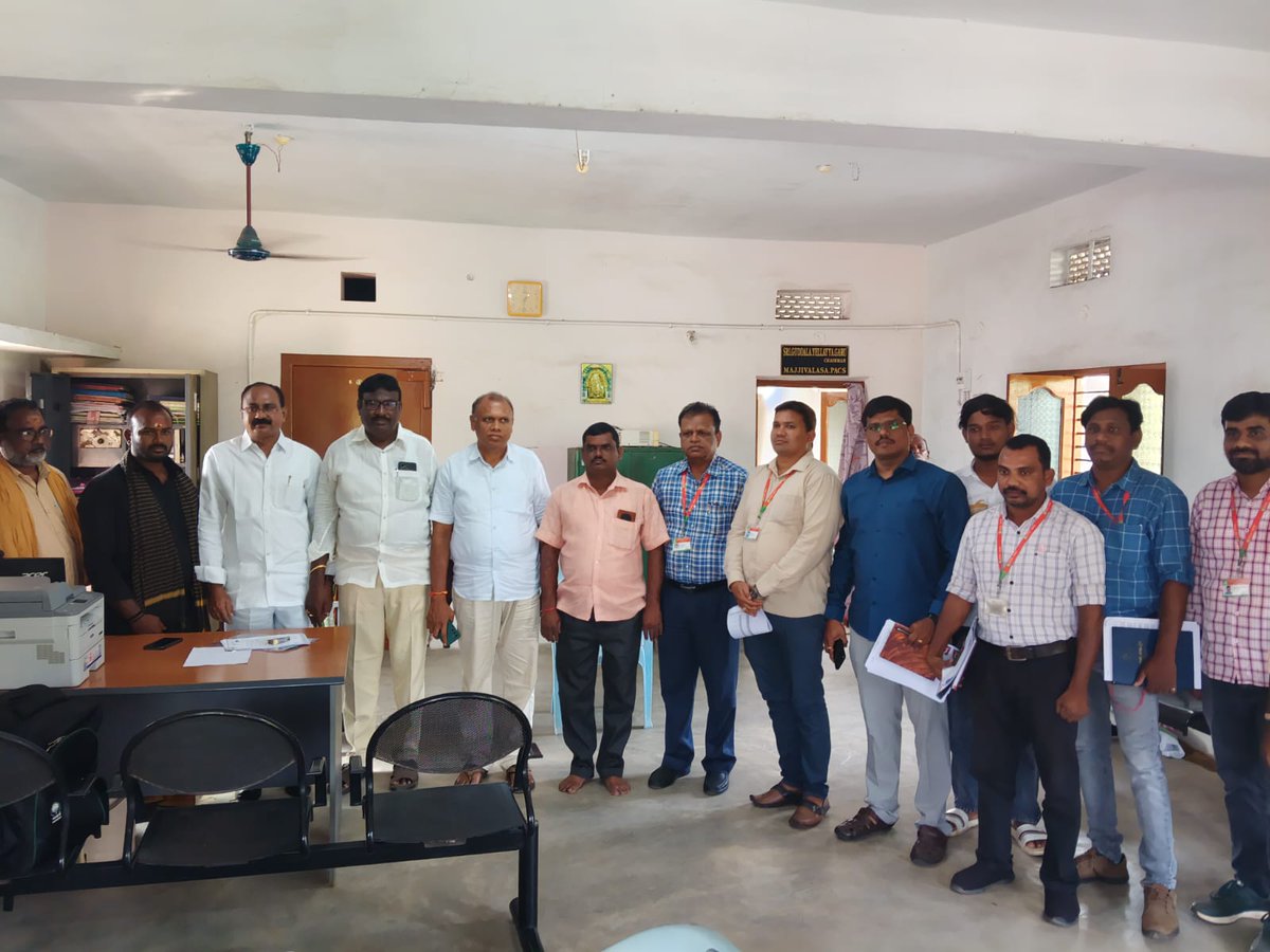 GAJUWAKA_JSP's tweet image. 🌾 భీమిలి రైతుల సంక్షేమానికి డీసీసీబీ ముందడుగు 🌾

డీసీసీబీ చైర్మన్ శ్రీ @TataraoKona గారు భీమిలి నియోజకవర్గ PACS లను సందర్శించి రైతులకు రుణాలు, డ్రోన్ సదుపాయాలు, కొత్త భవనాల నిర్మాణం, PACS బలోపేతంపై దిశానిర్దేశం చేశారు.
రైతుల అభ్యున్నతి కోసం ప్రభుత్వం కట్టుబడి ఉందని తెలిపారు. 🙏