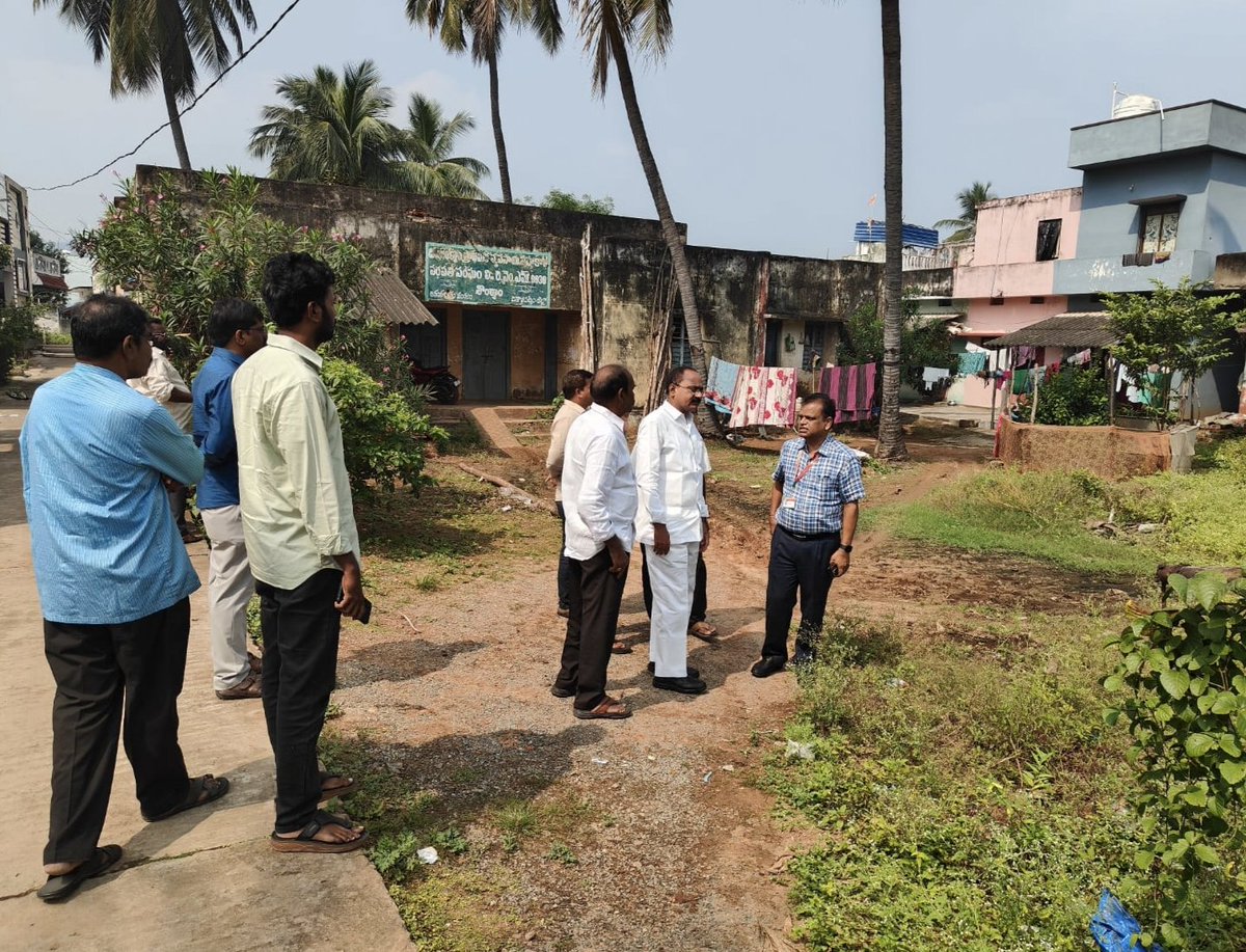 GAJUWAKA_JSP's tweet image. 🌾 భీమిలి రైతుల సంక్షేమానికి డీసీసీబీ ముందడుగు 🌾

డీసీసీబీ చైర్మన్ శ్రీ @TataraoKona గారు భీమిలి నియోజకవర్గ PACS లను సందర్శించి రైతులకు రుణాలు, డ్రోన్ సదుపాయాలు, కొత్త భవనాల నిర్మాణం, PACS బలోపేతంపై దిశానిర్దేశం చేశారు.
రైతుల అభ్యున్నతి కోసం ప్రభుత్వం కట్టుబడి ఉందని తెలిపారు. 🙏