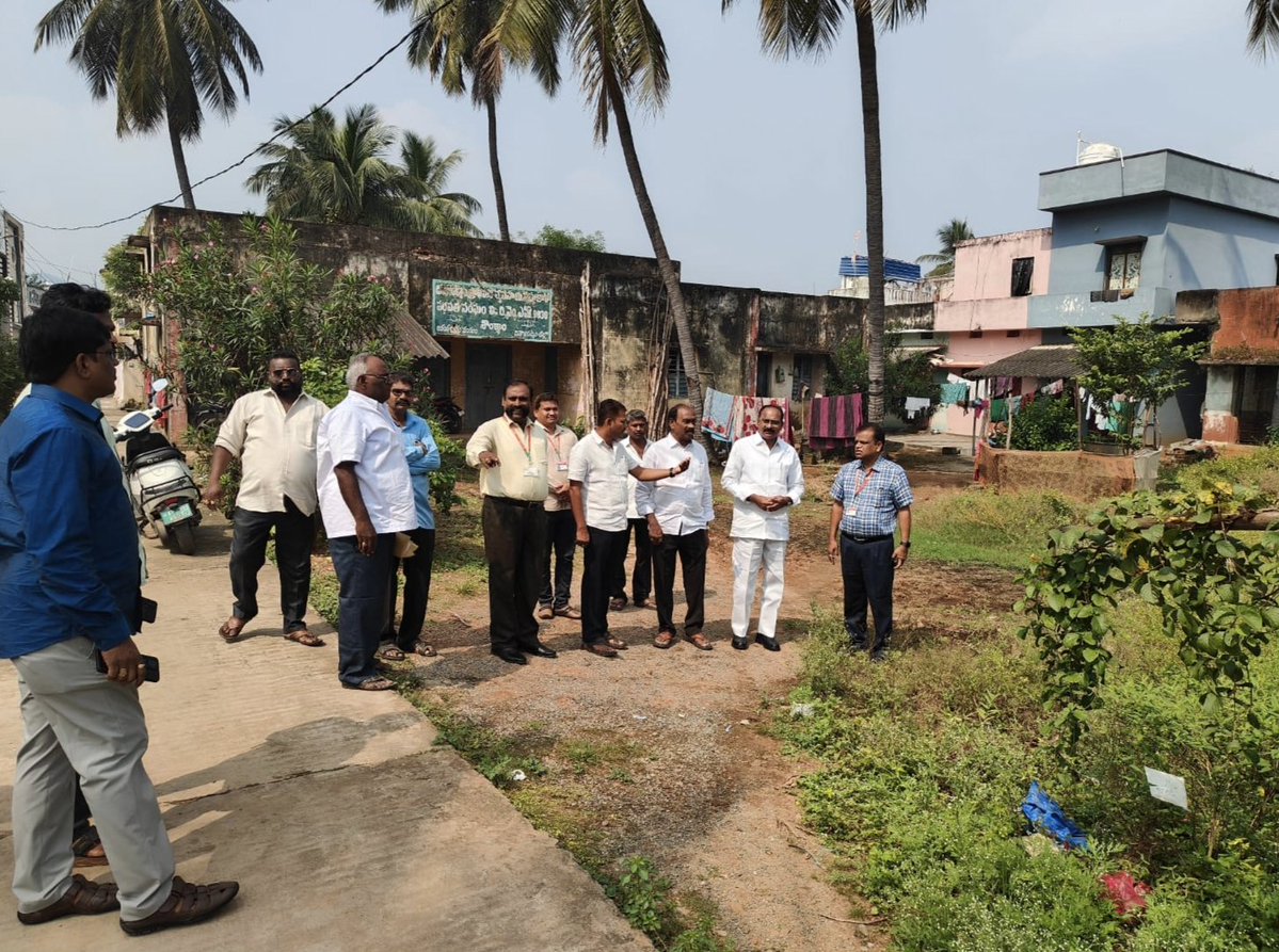 GAJUWAKA_JSP's tweet image. 🌾 భీమిలి రైతుల సంక్షేమానికి డీసీసీబీ ముందడుగు 🌾

డీసీసీబీ చైర్మన్ శ్రీ @TataraoKona గారు భీమిలి నియోజకవర్గ PACS లను సందర్శించి రైతులకు రుణాలు, డ్రోన్ సదుపాయాలు, కొత్త భవనాల నిర్మాణం, PACS బలోపేతంపై దిశానిర్దేశం చేశారు.
రైతుల అభ్యున్నతి కోసం ప్రభుత్వం కట్టుబడి ఉందని తెలిపారు. 🙏