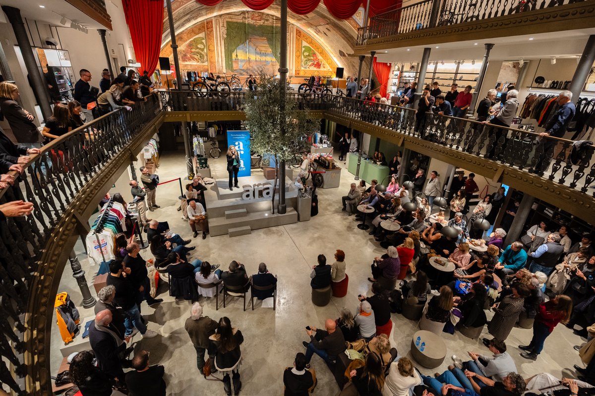 AniolCostaPau's tweet photo. 🗞️Lliurament dels premis ARA Girona: els 25 gironins que han marcat el 2025

L’Odeon acull l'acte d'entrega de la primera edició d'uns guardons que volen donar a conèixer 25 protagonistes de la demarcació, entrevistats al diari durant l'últim any

https://t.co/XglL4X3P2f https://t.co/EXKxvMJZRX