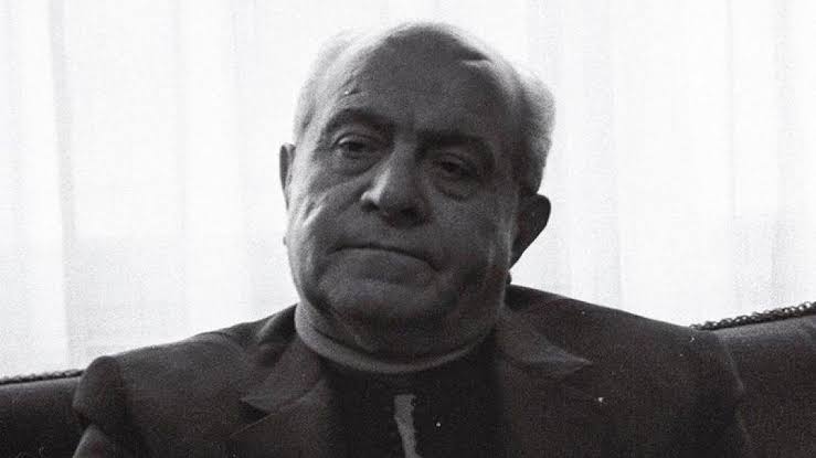 "Öyle yıkma kendini,
Öyle mahzun, öyle garip...
Nerede olursan ol,
İçerde, dışarda, derste, sırada,
Yürü üstüne üstüne,
Tükür yüzüne celladın,
Fırsatçının, fesatçının, hayının...
Dayan kitap ile
Dayan iş ile.
Tırnak ile, diş ile,
Umut ile, sevda ile, düş ile"

Ahmed Arif, Anadolu