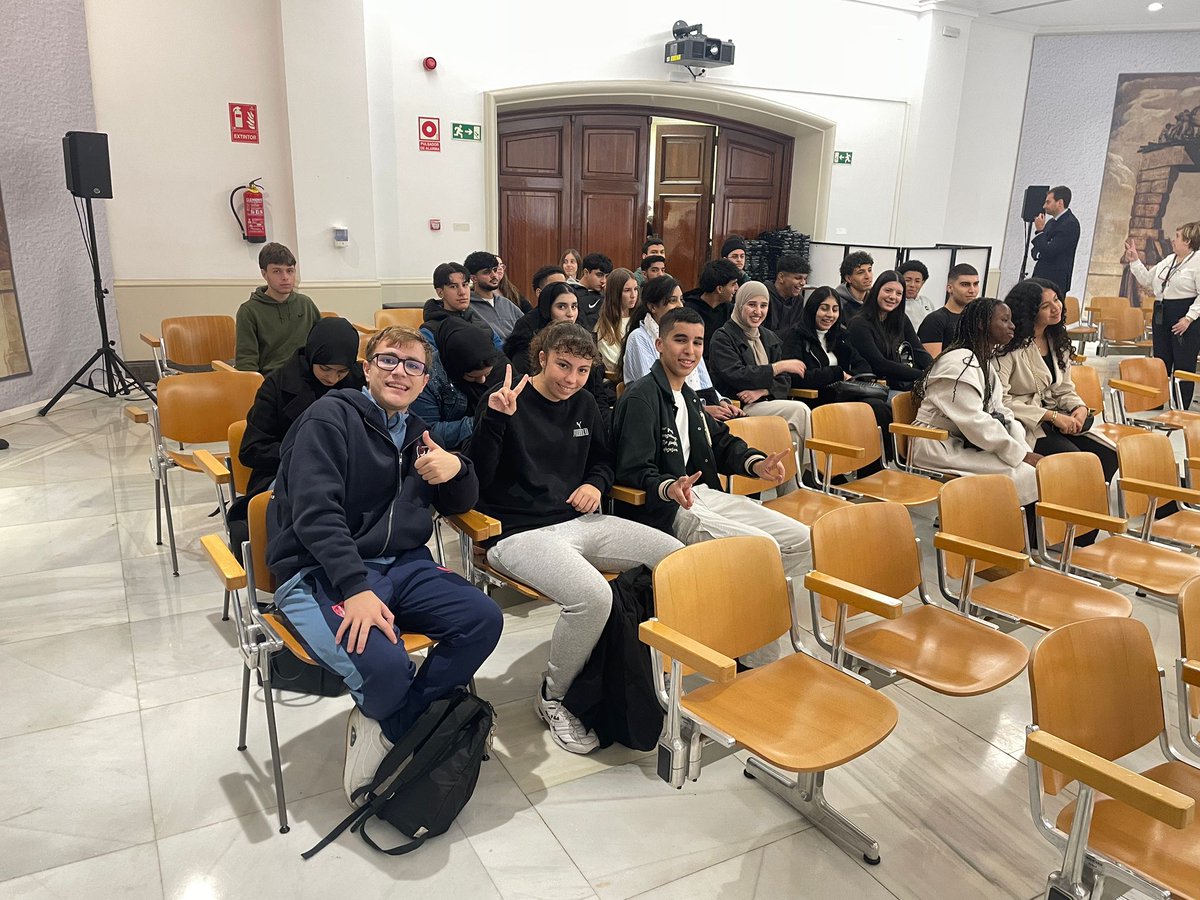 inslapineda_bdn's tweet image. Els alumnes de primer de Batxillerat i primer del CFGM de Gestió Administrativa han visitat el Banc d&apos;Espanya 🏦

Han pogut conèixer les instal•lacions i han rebut una explicació sobre el sistema financer espanyol i europeu👏🏽

#educació #batxillerat #ciclesformatius #lapineda