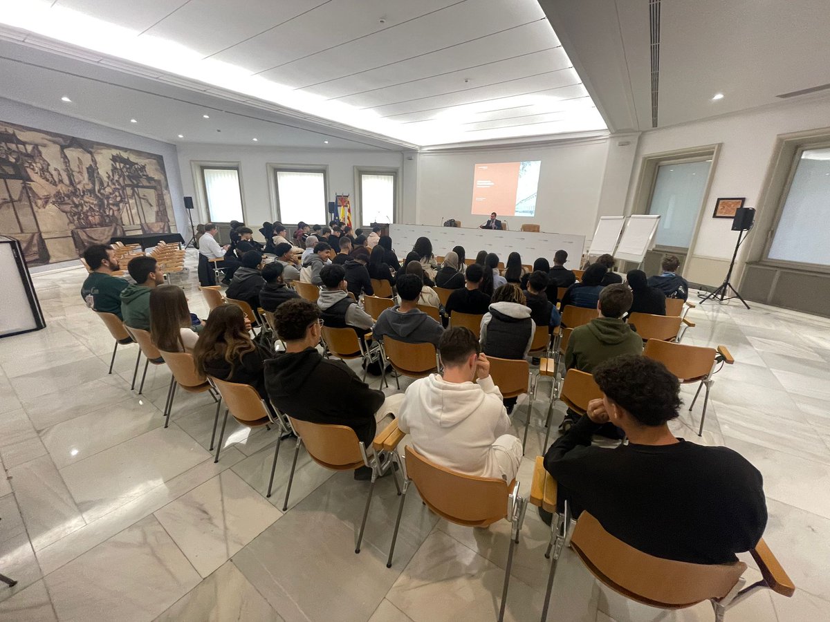 inslapineda_bdn's tweet image. Els alumnes de primer de Batxillerat i primer del CFGM de Gestió Administrativa han visitat el Banc d&apos;Espanya 🏦

Han pogut conèixer les instal•lacions i han rebut una explicació sobre el sistema financer espanyol i europeu👏🏽

#educació #batxillerat #ciclesformatius #lapineda