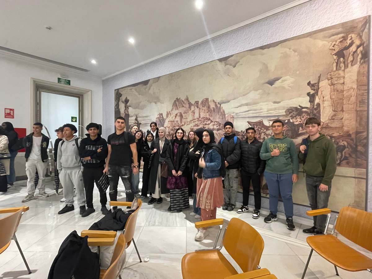 inslapineda_bdn's tweet image. Els alumnes de primer de Batxillerat i primer del CFGM de Gestió Administrativa han visitat el Banc d&apos;Espanya 🏦

Han pogut conèixer les instal•lacions i han rebut una explicació sobre el sistema financer espanyol i europeu👏🏽

#educació #batxillerat #ciclesformatius #lapineda