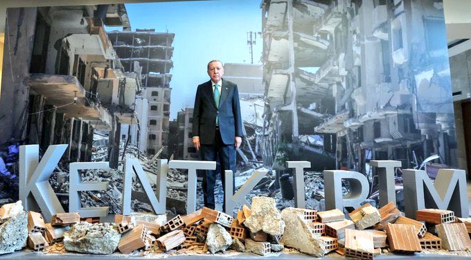 Ustalık eseri.
Teşekkürler AKP PR ekibi, biz yapsak soruşturma açılırdı.