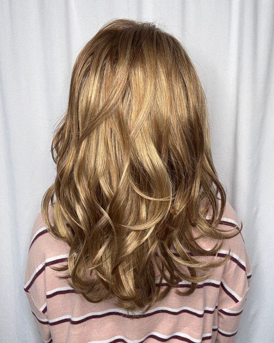 pattispearls's tweet image. Gorgeous face-framing layers and loose curls 😍👏 Gisele by @jonrenau in Shaded Pralines n&apos; Cream 14/26S10 is so classy and pretty!

Shop it here: wigsbypattispearls.com/products/gisel…

#wigsbypattispearls #thinhairsolutions #tryon #alternativehair #hairlosssolutions #hairconfidence #jonrenau