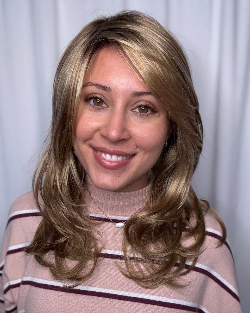 pattispearls's tweet image. Gorgeous face-framing layers and loose curls 😍👏 Gisele by @jonrenau in Shaded Pralines n&apos; Cream 14/26S10 is so classy and pretty!

Shop it here: wigsbypattispearls.com/products/gisel…

#wigsbypattispearls #thinhairsolutions #tryon #alternativehair #hairlosssolutions #hairconfidence #jonrenau