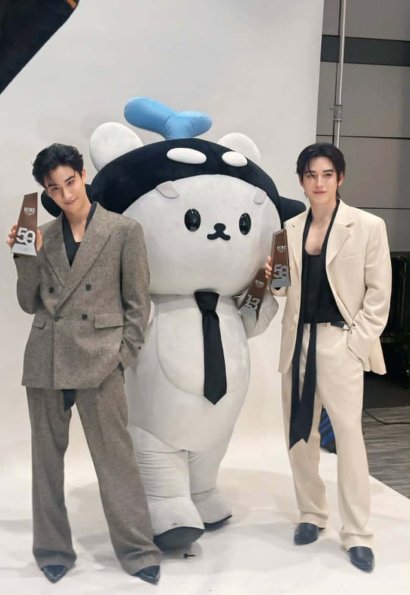 ptaynewwie's tweet photo. Family photo group🏆🐳🐻‍❄️

TAYNEWSAN JOYFUL AT HOWE25.
#HOWEAWARDS2025xTayNewPolcasan
#TayNew #เตนิว #POLCASAN #ยัยซัง https://t.co/cpH6FNrb7O